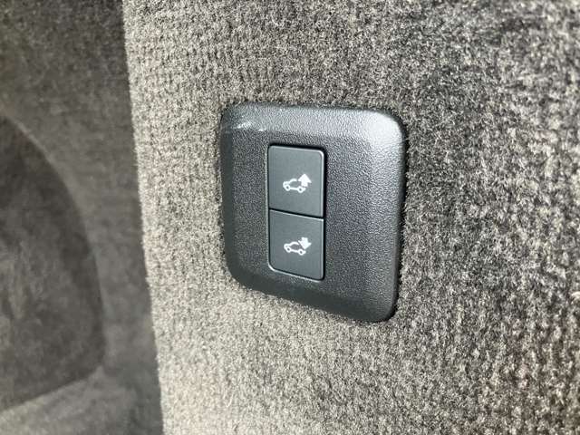 【エアサスペンション】トランクからボタン一つで高さを変更していただけますので楽に荷物の出し入れをしていただけます。