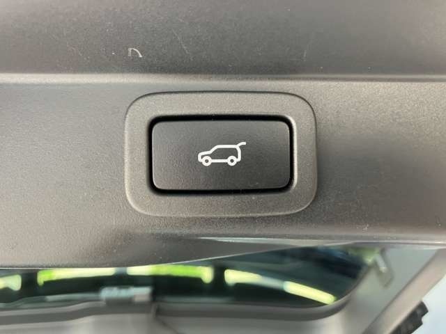 【パワーテールゲート】ボタン一つで楽に開閉が可能です。この装備の有無で毎日の買い物などの利便性が向上いたします。