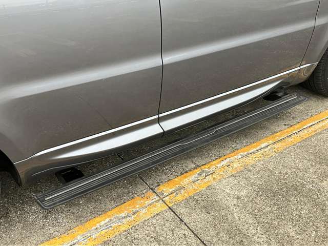 【電動サイドステップ】座面の高いSUVもこれがあれば楽に乗り降りできます。
