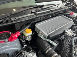 【STIタワーバー】お車の剛性を高めるタワーバーを装備。よりスムーズなコーナリング走行が可能となり、走りも楽しめます。