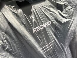 【RECARO製バケットシート】人間工学に基づいた面圧分布によって腰への負担や長時間運転時の疲労発生を軽減☆一目でレカロとわかるスポーティなルックスが特徴です。