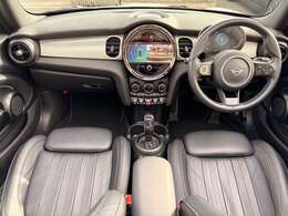 MINIらしいトグルスイッチを採用、センターの赤いスイッチがエンジンのスタートボタンになります。