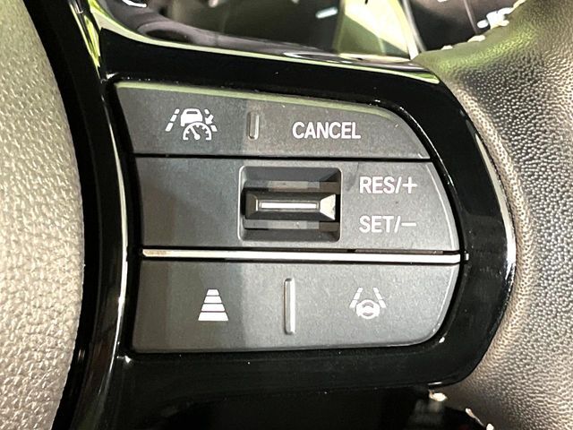 【アダプティブクルーズコントロール】高速道路での長距離走行が楽に！！自動で速度を保つクルーズコントロールが、衝突軽減システムと連携し、前方の車両を感知して車間を保つように速度調節してくれます！！