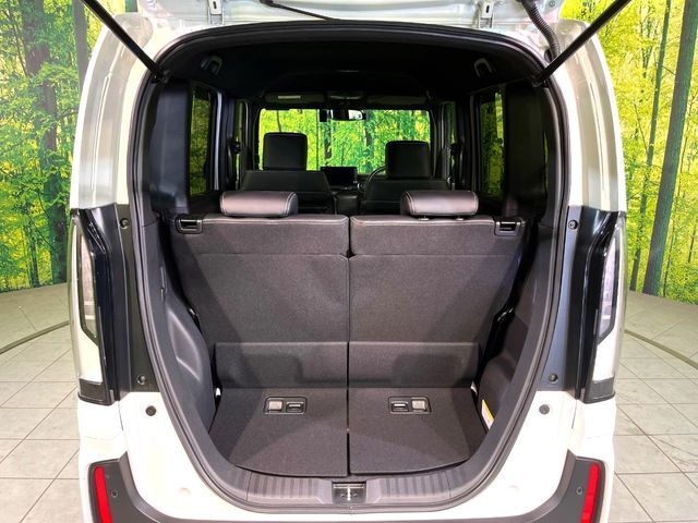 普段のお買い物や通勤、送迎等に十分な荷室スペースを確保しております。セカンドシートを倒すと、大きな荷物の積載も可能です♪