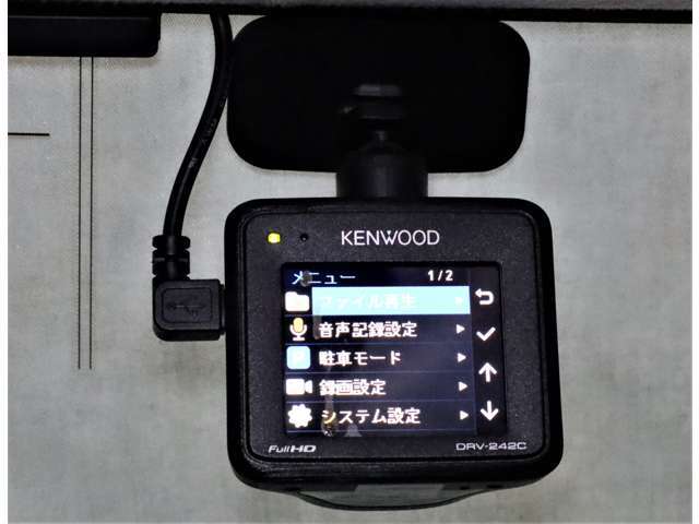 社外のKENWOOD製ドライブレコーダが前に装着されています。もしもの衝突の時、あなたの走行状態をしっかりと記録するドライブレコーダー。万が一の時にも安心です。