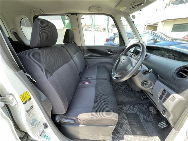こちらは運転席のシートです。納車前には自社でしっかりクリーニングを行います。また、『AD除菌やシート撥水コーティング（別途料金）』などの、クリーニングメニューもご用意しております。