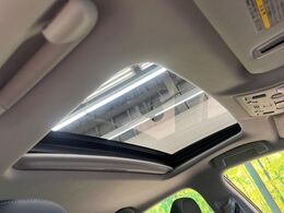 【サンルーフ】開放感たっぷりの希少装備、サンルーフが装着されています！車内に明かりを取り入れたり景色を楽しむ以外にも、車内の空気も簡単に換気できて快適です！