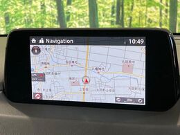 【マツダコネクトナビ】車内の雰囲気にマッチした一体型タイプのナビ。各種車輌設定やBluetooth再生等、様々な機能が楽しめます。直感的なダイヤル操作が可能で、使い勝手も良好です。