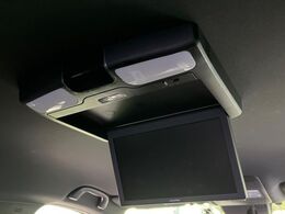 【フリップダウンモニター】大画面モニターで後席でもエンタメをお楽しみいただけます。小さなお子様にも大人気の装備です♪