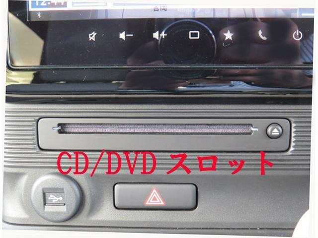 ナビ画面の下にCD/DVD挿入口、USB端子がございます。