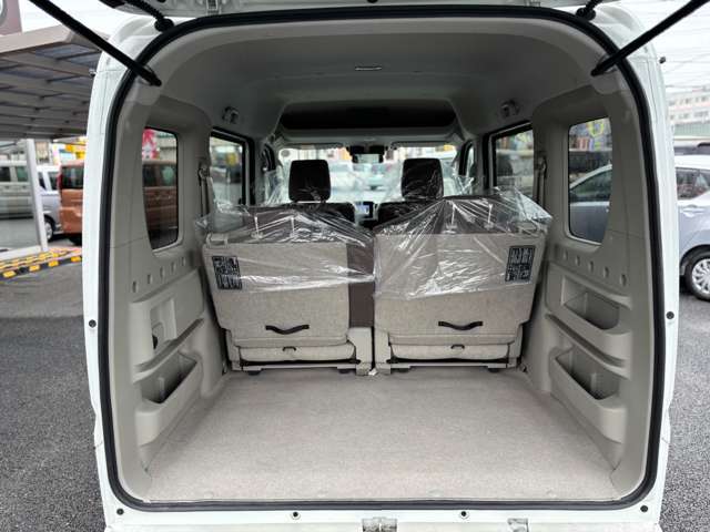 後ろ姿もスタイリッシュで街中にも溶け込みます！