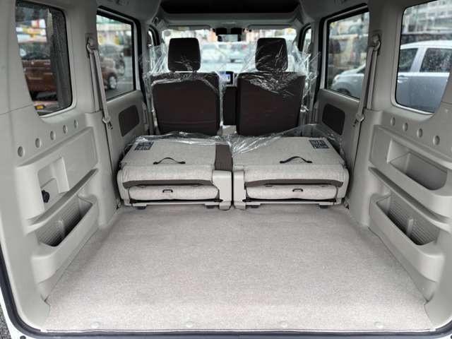 ☆フラットシート☆後部座席を倒すとフラットになる為、たくさんのお荷物や大きなお荷物を積むときに便利です！