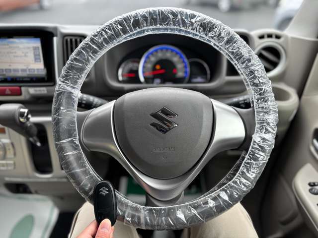 スマートキー標準装備です。車に近づいてリクエストスイッチを押せばドアの開閉ができます。更にエンジンの始動もカギを挿さずに出来ます。防犯面でも安心に繋がります。