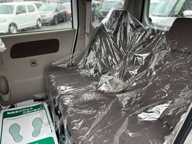 リアシートは分割式になります。ワンタッチでフラットにも出来ますのでお荷物が多い時等はフルフラットにして積む事も可能です。