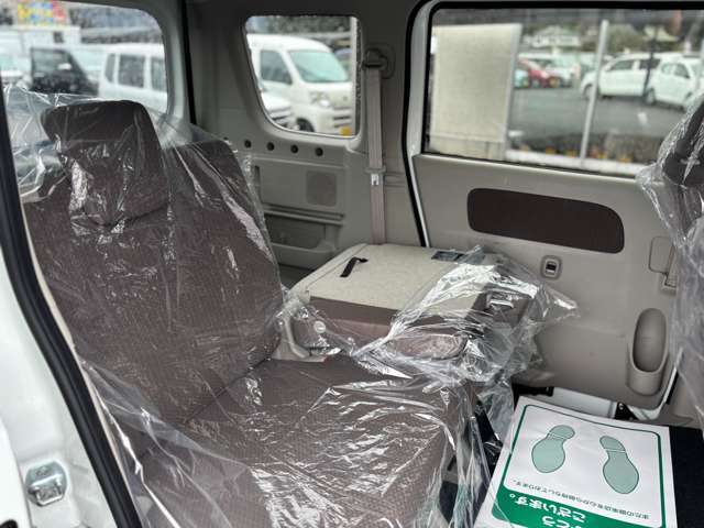 ☆後列シート片側収納☆後列シートを片側だけ格納することにより、3人乗った状態で便利で更に大きな荷物を運ぶ事が出来ます。