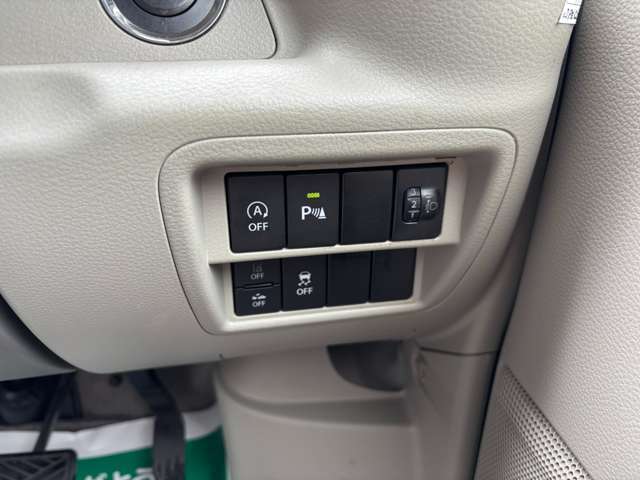 オートエアコン標準装備です。簡単操作で車内が設定した温度になるまで風量、吹き出し口を自動的に調整してくれます。いつでも快適な運転が楽しめます。