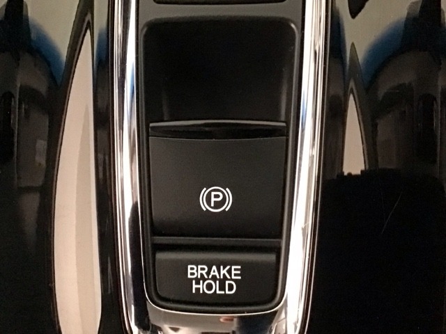 指先の操作でパーキングブレーキの「作動と解除」が行うことができる装備。ブレーキペダルから足を離しても停止し続けてくれるオートブレーキホールド機能。信号待ちなどの際には便利。ECO運転で低燃費走行♪