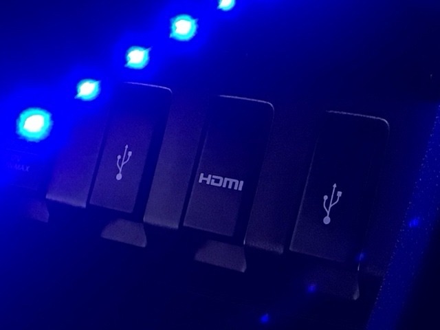 HDMIポート、USBポートが装備されております。HDMIポートを他の機器と繋げることによって、モニターへ映像を流すことができます。