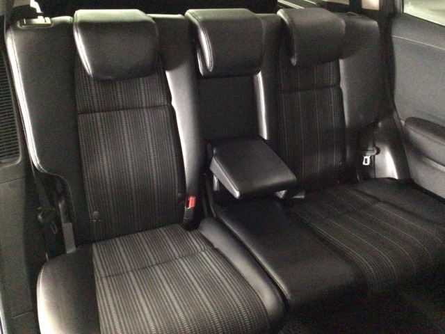 【後席】後席シートももちろん足下広々で快適♪収納式のアームレストも装備しており、後席の方もユッタリおくつろぎいただけます♪是非一度実際にご覧になってください！