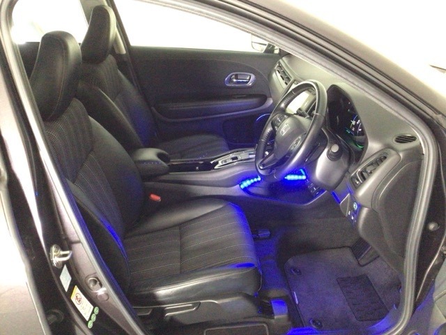 【前席】体を包み込むような形状でホールド感のあるフロントシート。しっかりと支えてくれるので長時間の運転を快適にサポートしてくれます。もちろん足元もゆったりしてますのでおくつろぎいただけます♪