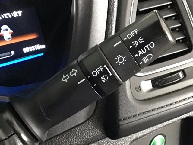 【オートライト】オートライトコントロールスイッチが装備されています　周囲の明るさに応じて自動でヘッドライトの点灯・消灯を行います。ものすごく便利です♪