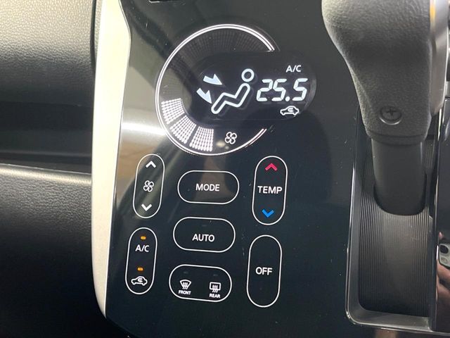 【オートエアコン】一度お好みの温度に設定すれば、車内の温度を検知し風量や温度を自動で調整。暑い…寒い…と何度もスイッチ操作をする必要はありません。快適な車内空間には必須の機能ですね♪