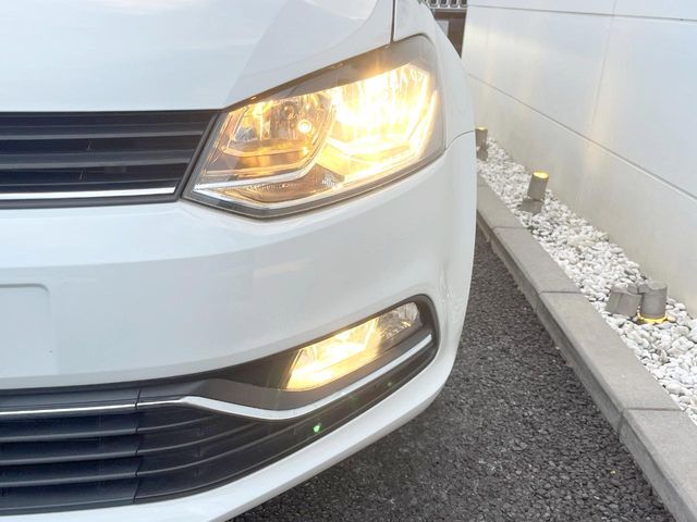 ●ヘッドライト：ヘッドライトは黄ばみも少なく、綺麗な状態を保っております。黄ばみ防止のレンズコーティングの施工も可能でございます。