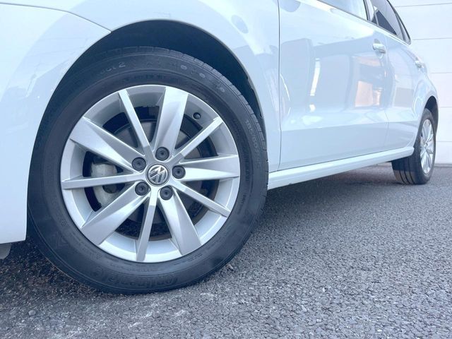 ●純正17インチアルミホイール：輸入車ならではの卓越した走りを支えるホイールと足回りです！日本車の走りに慣れている方にもぜひ体感して頂きたいほど、高いレベルでまとまっています！