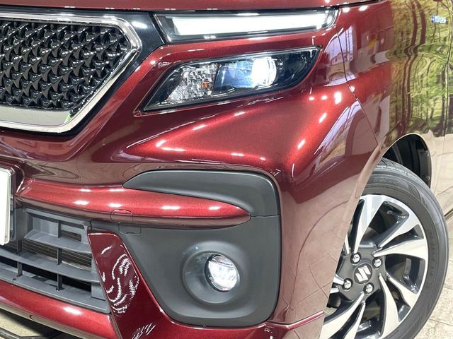 【LEDヘッドライト】悪天候や夜間走行時も良好な視界を確保し安心して運転できる高輝度LEDヘッドライトを装備！点灯速度が早く、消費電力も抑えられています。