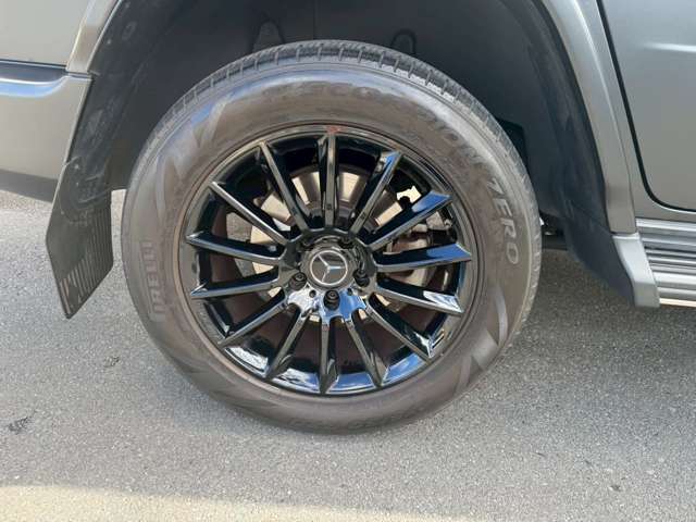 タイヤの目もしっかり有りますよ！車の基本性能の止まる部分に大事な役割をしますからね！！