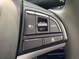 【アダプティブクルーズコントロール】高速道路での長距離走行が楽に！！自動で速度を保つクルーズコントロールが、衝突軽減システムと連携し、前方の車両を感知して車間を保つように速度調節してくれます！！