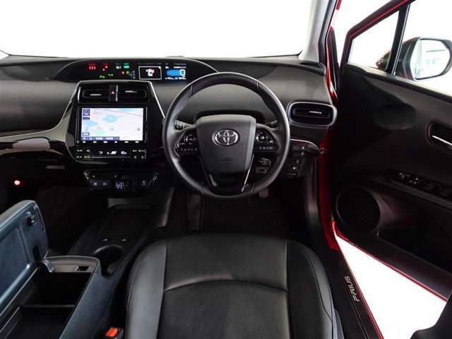 革巻き（合皮製）ステアリングで快適な操作性の運転席です。