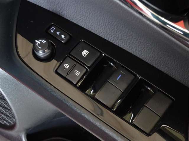 電動格納式ドアミラー・パワーウインドウを装備してます。