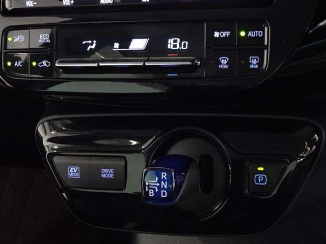 電気式スイッチ採用のエレクトロシフトマチックのシフトレバーです、軽い操作でシフトチェンジができます。