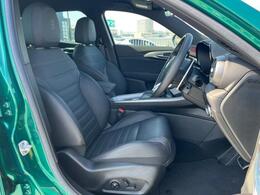 レザーシートを備えた前席にはシートヒーターとベンチレーションシステムを採用。常に快適にドライビングの楽しさを高めてくれます。