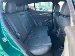 ブラック基調のクールな空間はアルファロメオの名にふさわしい雰囲気を醸し出す。