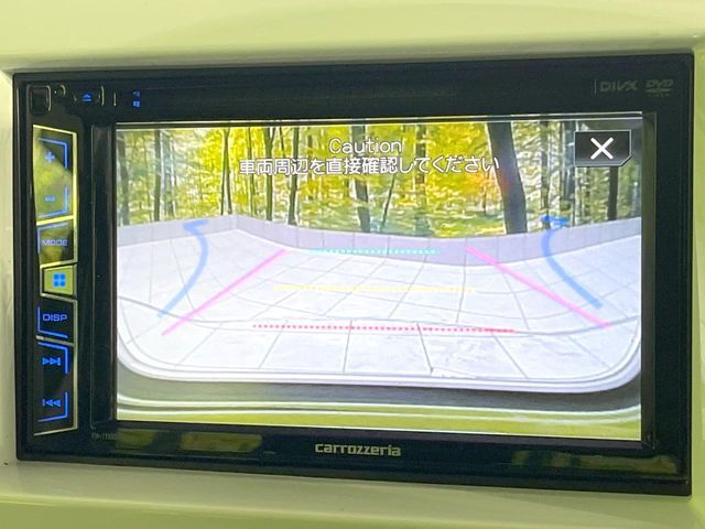 【バックカメラ】駐車時に後方がリアルタイム映像で確認できます。大型商業施設や立体駐車場での駐車時や、夜間のバック時に大活躍！運転スキルに関わらず、今や必須となった装備のひとつです！