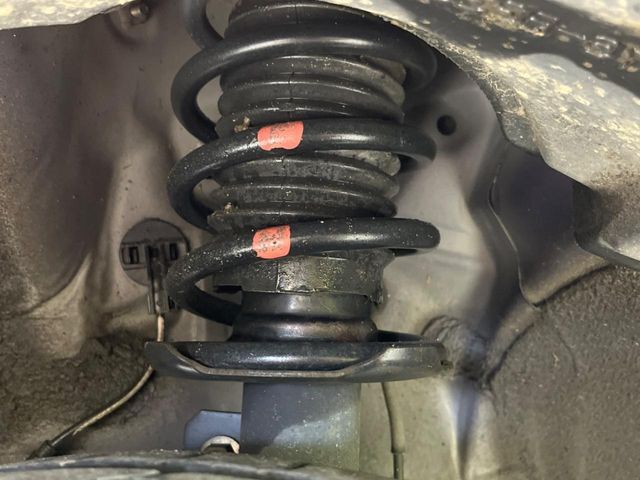 お車を安心してお乗りいただく為には、足回りの定期点検が欠かせません。サービスサポート（有償保証）では無料点検もご提供しており、安心のカーライフをお過ごしいただけるサポート体制が整っています。