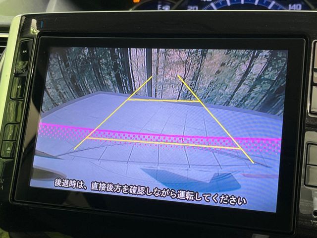 【バックカメラ】駐車時に後方がリアルタイム映像で確認できます。大型商業施設や立体駐車場での駐車時や、夜間のバック時に大活躍！運転スキルに関わらず、今や必須となった装備のひとつです！