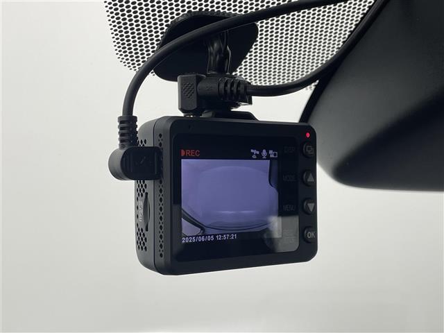 【ドライブレコーダー】映像・音声などの運転中の記録を残します。事故などを起こした起こされた時の証拠になりえますので、もしも時でも安心ですね。