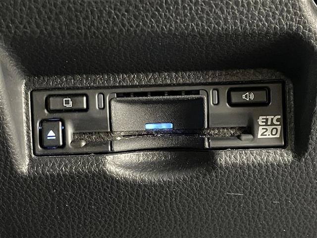 【ETC】有料道路を利用する際に料金所で停止することなく通過できる、ETC車載器（ノンストップ自動料金収受システム機器）が装備されています。セットアップを行うことで利用可能になります。