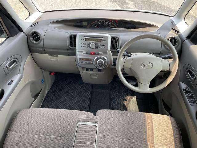 ベンチシートで運転楽ちんですステアリングも綺麗ダッシュ回り綺麗です☆リアシートスライド式で広く使えます