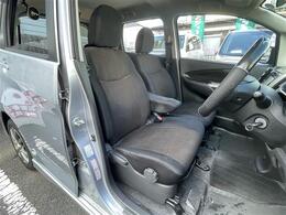 【運転席】座り心地が良いシートなので長時間の運転でも快適にお過ごしいただけます。新品のフロアマットのご注文も可能です。掲載箇所以外にご希望の写真がございましたらお気軽にお問い合わせ下さい。