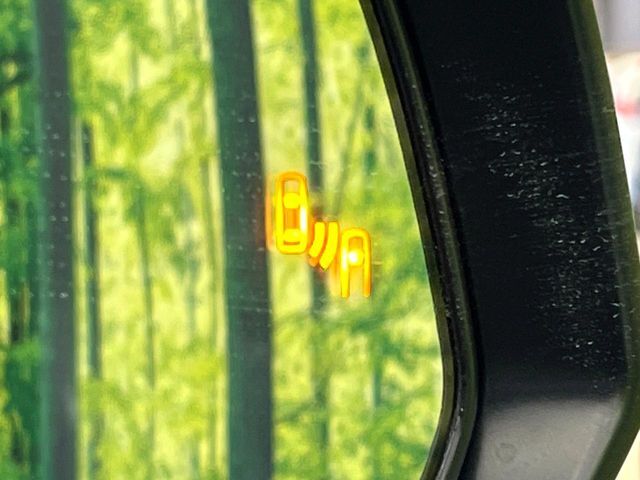 【ブラインドスポットモニター】走行中、ドアミラーの死角になりやすい箇所に後続車が接近するとサイドミラーのレンズに警告を表示！ドライバーに注意喚起をしてくれます。