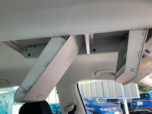 フロント座席天井部にはワンタッチで開くサングラスホルダーを装備。小物など収納に便利なアイテムです。
