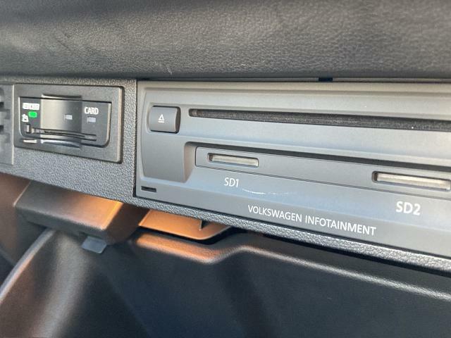 CDオーディオおよびSDカードのスロットはグローブボックス内に設置されています。お気に入りの音楽ファイルを入れてドライブに出かけましょう！