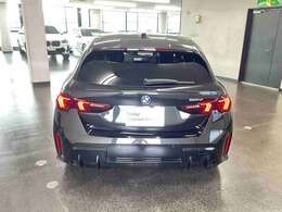 ●天候に左右されることのない快適な『屋内』展示場も完備のBMWプレミアムセレクション中川店です。