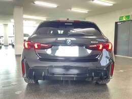 ●天候に左右されることのない快適な『屋内』展示場も完備のBMWプレミアムセレクション中川店です。