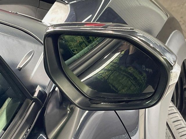 【ブラインドスポットモニター】走行中、ドアミラーの死角になりやすい箇所に後続車が接近するとサイドミラーのレンズに警告を表示！ドライバーに注意喚起をしてくれます。
