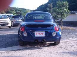 純正オプションのリヤスポがついていてカッコいいです。